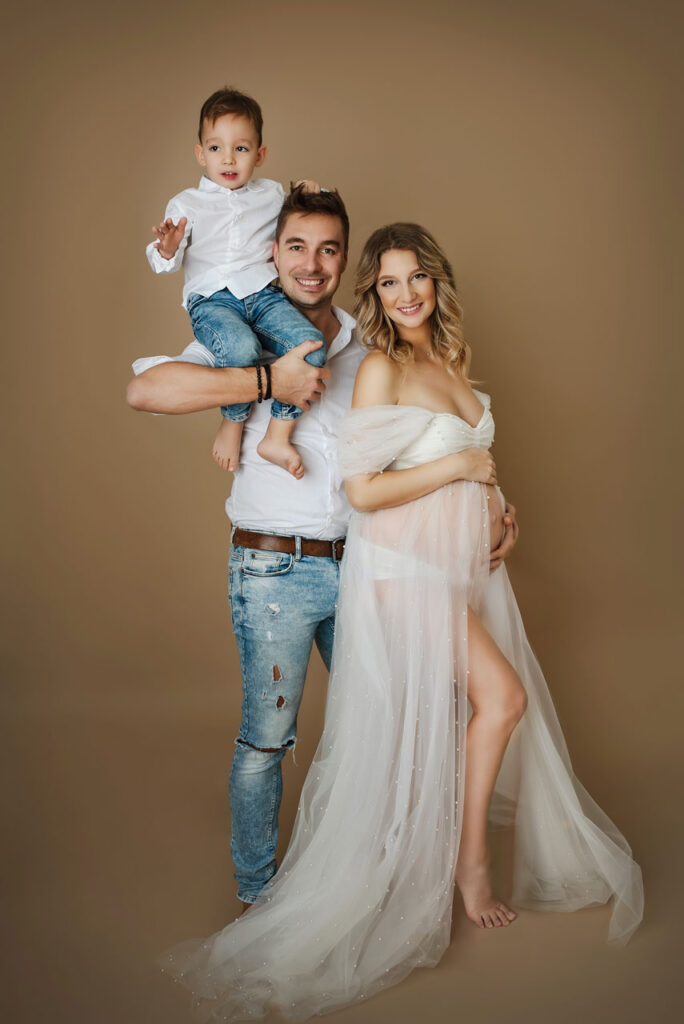 Junge Familie mit Kleinkind beim Familienfotoshooting in Wien