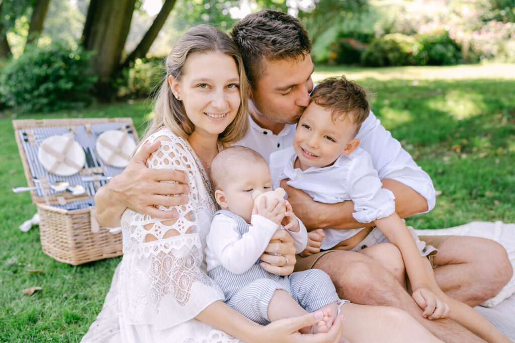 Ein Familienshooting mit Kindern, die ungezwungene Leichtigkeit festhalten – das gelingt am besten in einer vertrauten Umgebung oder in der freien Natur