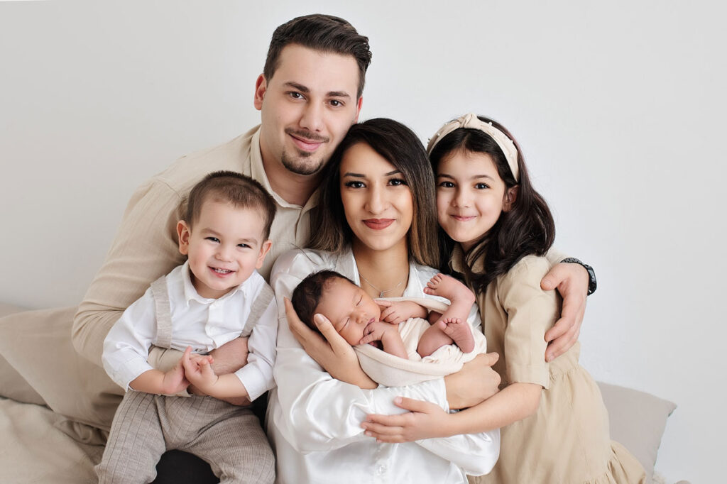 Familie mit drei Kindern und Neugeborenem beim Familienfotoshooting in Wien