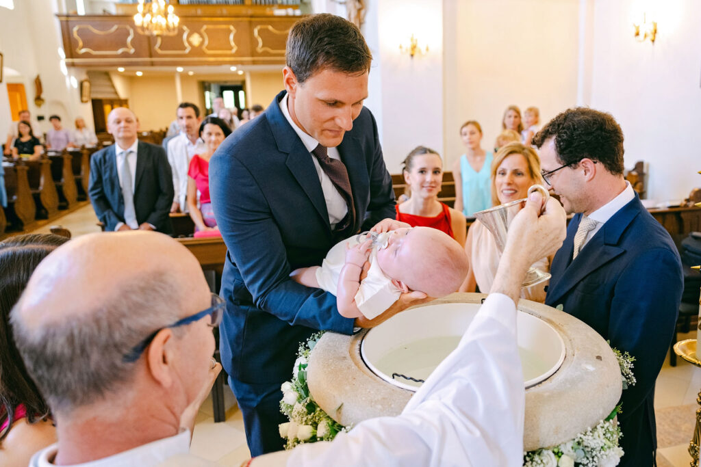 Der heilige Moment der Taufe – Am Taufbecken mit Familie und Freunden