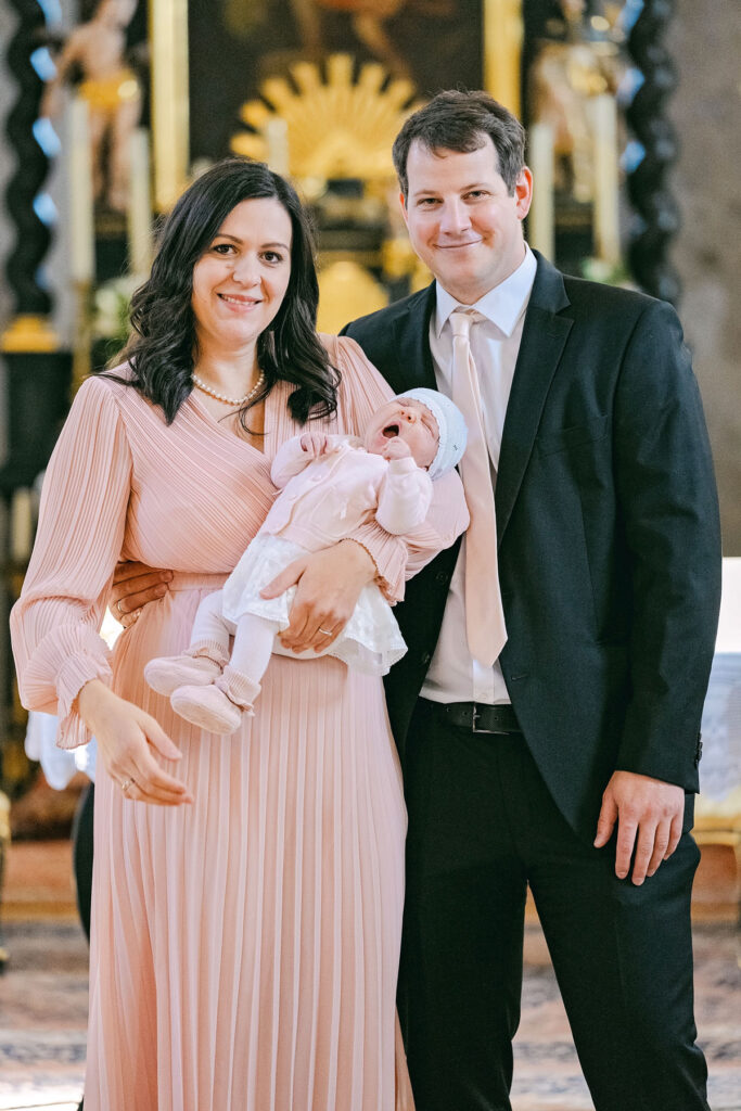 Fotograf Taufe Wien – Eltern mit Baby in der Kirche
