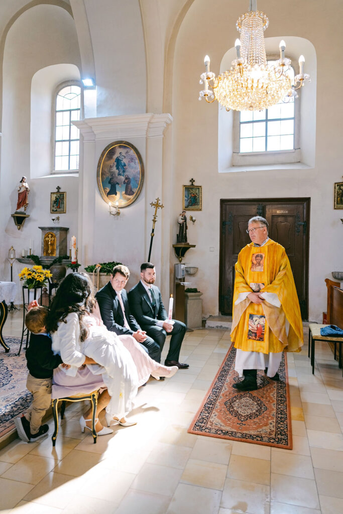 Heilige Taufe in der Kirche – Ein Moment voller Licht und Segen